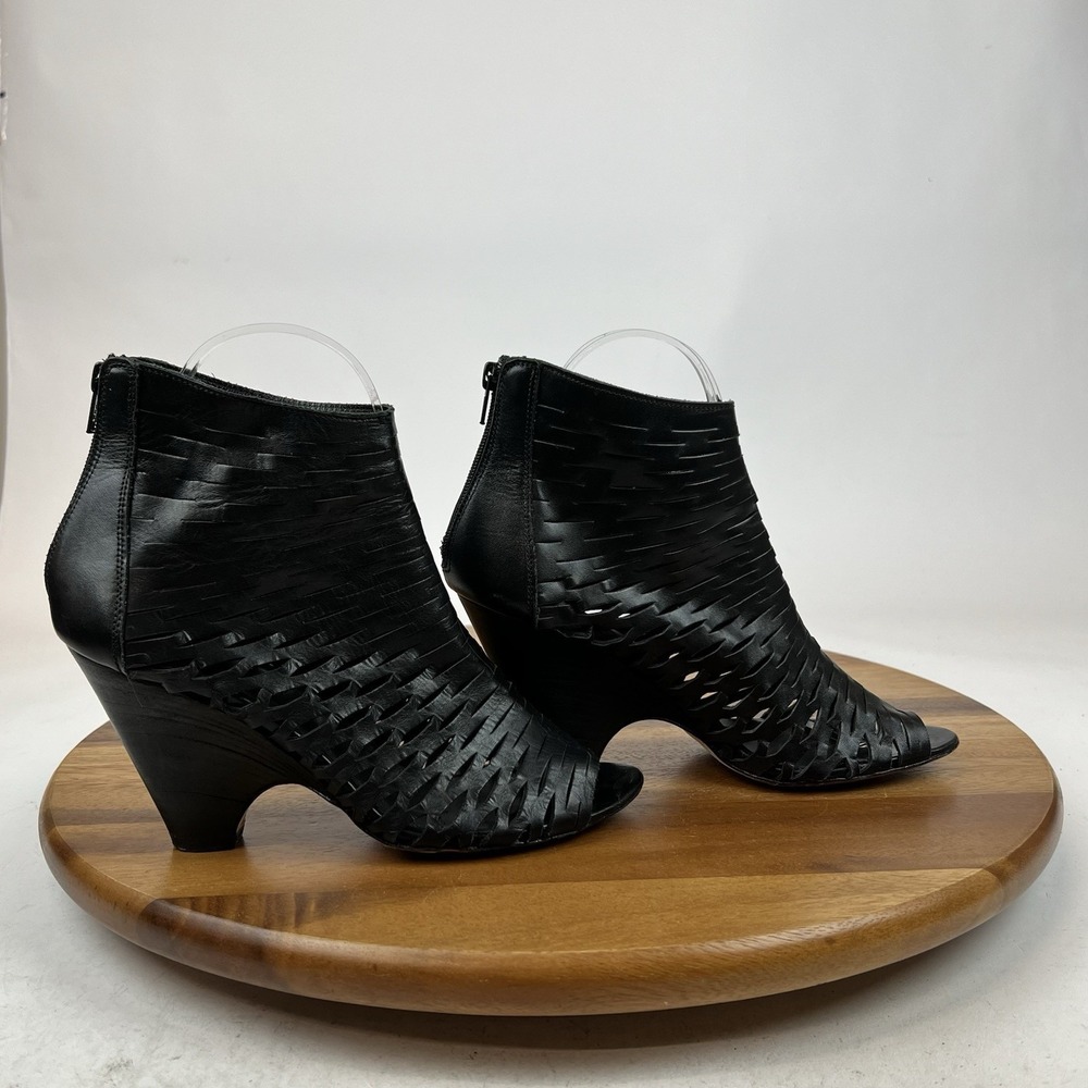 Womens Barneys New York Black Lasercut Leather Zip Wedge Ankle Booties Size 36‎